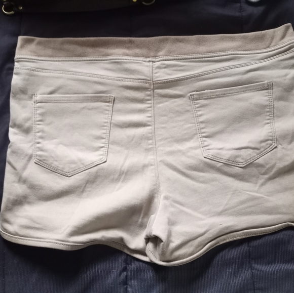 Women short - Picture 3 of 3